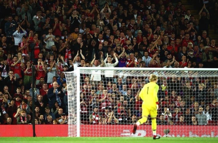 Loris Karius mendapatkan standing ovation (Twitter)