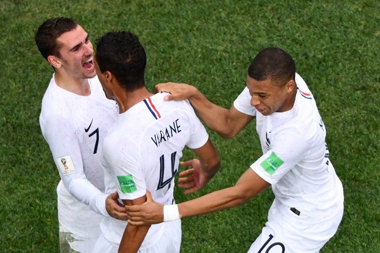 Antoine Griezmann, Raphael Varane, dan Kylian Mbappe merayakan gol Griezmann ke gawang Uruguay di Piala Dunia 2018 (Antonin Thuillier/AFP)