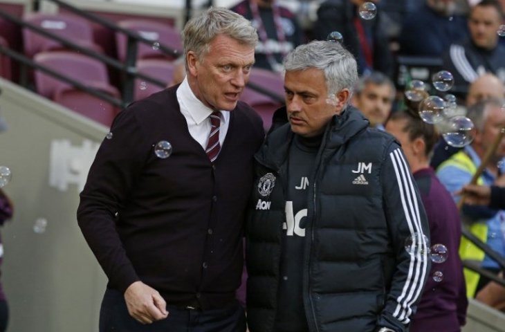 David Moyes (kiri) bersama Jose Mourinho (kanan). (Ian Kingston/AFP).