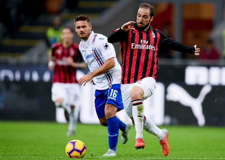 Aksi Gonzalo Higuain saat menghadapi Sampdoria pada 28 Oktober 2018 (Marco Bertorello/AFP)