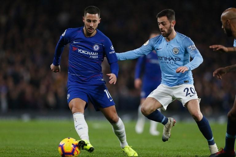 Eden Hazard saat mencoba melewati Bernardo Silva di laga Liga Primer pada 8 Desember 2018 (Ian Kington/AFP)