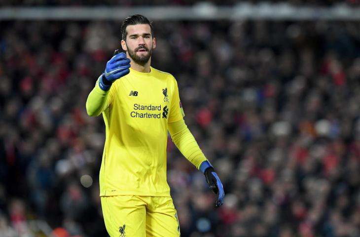 Kiper Liverpool, Alisson Becker saat melawan Napoli pada babak grup Liga Champions 2018 (12/12/2018) (AFP)