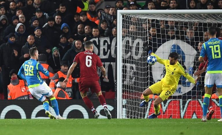 Kiper Liverpool, Alisson Becker berhasil menggagalkan tendangan jarak dekat dari Arkadiusz Milik pada 11 Desember 2018 (Paul Ellis/AFP)