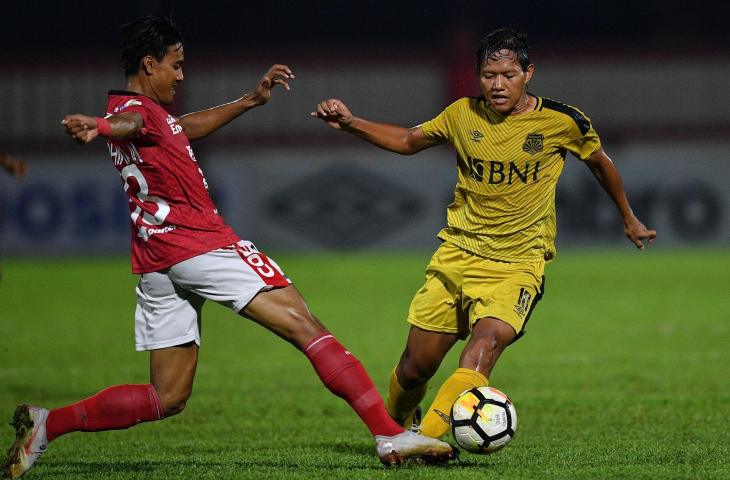 Pemain Bhayangkara FC Adam Alis (kanan) berebut bola dengan pemain Bali United I Made Andhika Pradana Wijaya (kiri) dalam pertandingan Liga 1 2018 di Stadion PTIK, Jakarta, Sabtu (8/12/2018). Bhayangkara FC berhasil mengalahkan Bali United FC dengan skor 2-0 dan memastikan posisinya berada di peringkat tiga klasemen akhir Liga 1 2018. (ANTARA FOTO/Sigid Kurniawan)