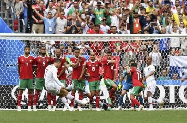 Cristiano Ronaldo saat melepaskan tendangan bebas ke gawang Maroko  di Piala Dunia 2018 pada 20 Juni 2018 (Fadel Senna/AFP) 
