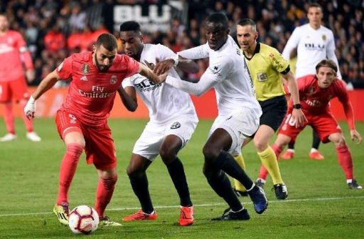 Aksi Karim Benzema pada laga melawan Valencia di La Liga (3/4/2019) [Jose Jojrdan/AFP]