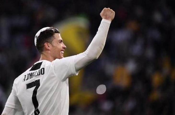 Selebrasi Cristiano Ronaldo saat merayakan gelar juara Serie A Italia bersama Juventus, meski baru semusim bergabung. (MARCO BERTORELLO / AFP)