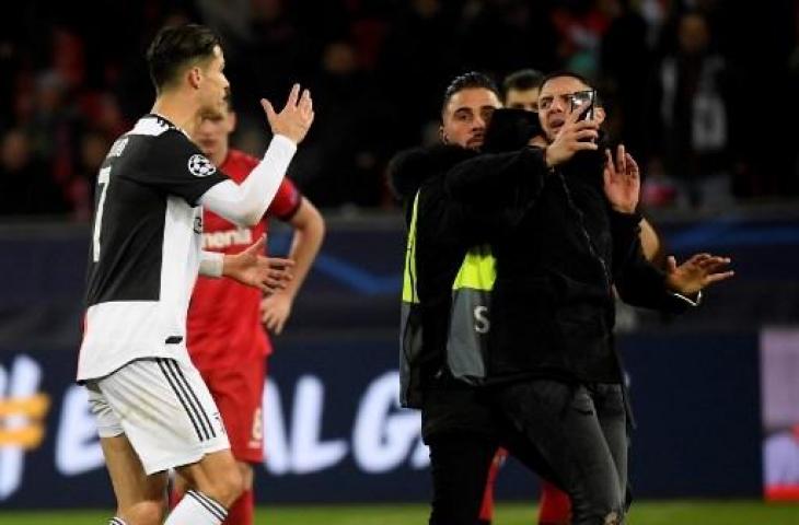 Cristiano Ronaldo marah kepada fans di laga Juventus vs Bayer Leverkusen. (Ina Fassbender/AFP).