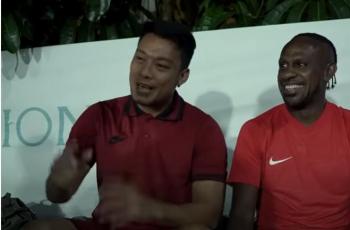 Hamka Hamzah dan Boaz Solossa sedang berbincang. (YouTube/Hamka Story 23)