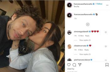 Valentino Rossi dicium kekasihnya. (Instagram/francescasofianovello)