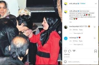 Mesut Ozil bagikan foto cium ibunya. (Instagram/m10_official)