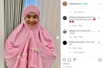 Melati Daeva tampil cantik kenakan mukena pink saat rayakan lebaran. (Instagram/melatidaeva)
