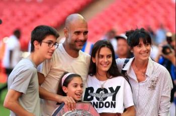 Maria Guardiola bersama keluarga. (The Sun)