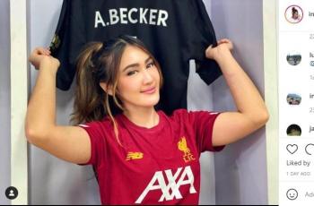 Intan Saumadina ikut rayakan keberhasilan Alisson cetak gol. (Instagram/intansaumadina)