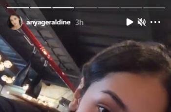 Pergelangan tangan Anya Geraldine dibalut kain pink. (Instagram/anyageraldine)