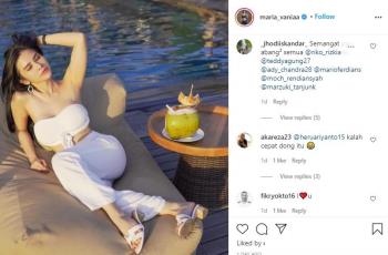 Maria Vania berjemur. (Instagram/maria_vaniaa)