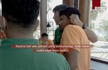 Shin Tae-yong jewer Rifad Marasabessy. (YouTube/PSSI TV)