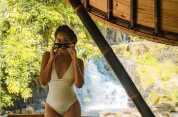 Anya Geraldine tampil seksi tak kalah dengan Sarah Kohan. (Instagram/anyageraldine).