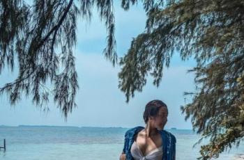 Anya Geraldine tampil seksi tak kalah dengan Sarah Kohan. (Instagram/anyageraldine).