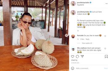 Jennifer Bachdim makan durian. (Instagram/jenniferbachdim)