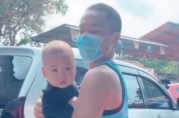 Arthur Irawan gendong anak Kim Kurniawan. (Instagram/elisaanovia)