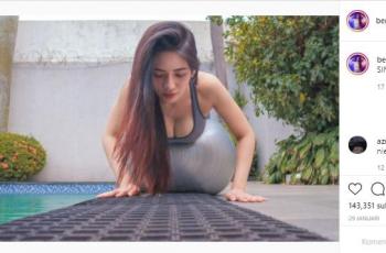 Berlliana Lovel lagi push-up. (Instagram/@berllianalovel).