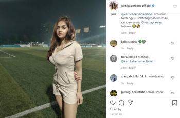 Kartika Berliana tampil seksi di pinggir lapangan. (Instagram/kartikaberlianaofficial)