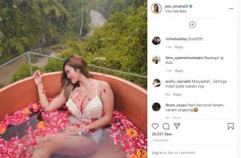 Jess Amalia mandi kembang membuat warganet salah fokus. (Instagram/jess_amalia20)