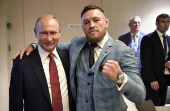 Viral Ekspresi Panik Conor McGregor saat Rangkul Vladimir Putin