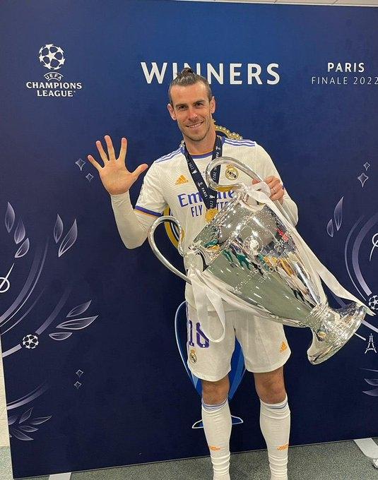 Gareth Bale angkat trofi Liga Champions. (Twitter)