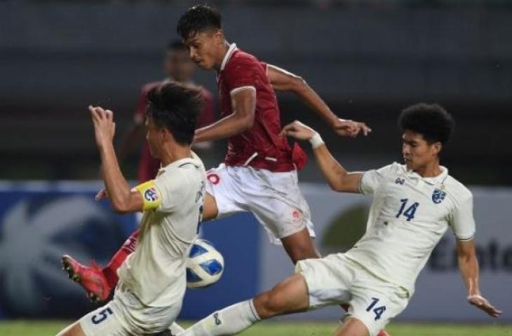 Pesepak bola Indonesia U19 Alfriyanto Nico Saputro (kiri) berebut bola dengan pesepak bola Thailand U19 Sittha Boonlha (kanan) dalam laga penyisihan grup Piala AFF U19 di Stadion Patriot Candrabhaga, Bekasi, Jawa Barat, Rabu (6/7/2022). ANTARA FOTO/Akbar Nugroho Gumay