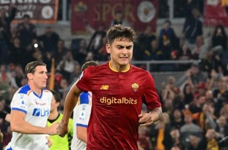 Paulo Dybala meringis kesakitan usai alami cedera saat antar AS Roma kalahkan Lecce 2-1. (AFP)