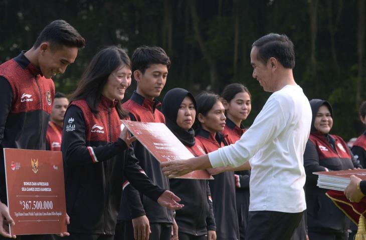 Presiden Jokowi berikan bonus untuk atlet berprestasi di SEA Games 2023. (Dok. Setneg)