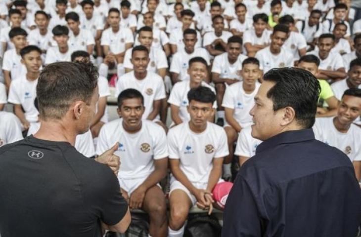 Ketua Umum PSSI Erick Thohir (kanan) dan Direktur Teknik Dennis Wise (kiri) menyampaikan arahan saat meninjau program Garuda Select di Stadion Madya, Senayan, Jakarta, Kamis (6/7/2023).( ANTARA FOTO/Dhemas Reviyanto/hp)