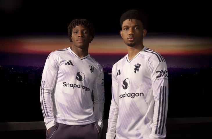 Jersey Manchester United Away 2025/2026: Warna Plum Bernuansa Retro [Sky Sports]