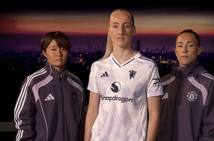 Jersey Manchester United Away 2025/2026: Warna Plum Bernuansa Retro [Sky Sports]
