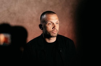 Ujian Pertama Pelatih Keturunan Indonesia John Heitinga di Awal Musim