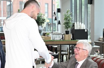 David De Gea Kembali ke Old Trafford! Momen Pertemuan dengan Sir Alex Viral
