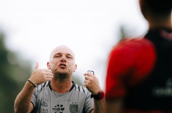 Senyum Kecut Johnny Jansen Pasca Bali United Gagal Kalahkan Persik