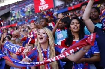 Arne Slot Tahan Emosi! Ulah Memalukan Fans Palace di Wembley