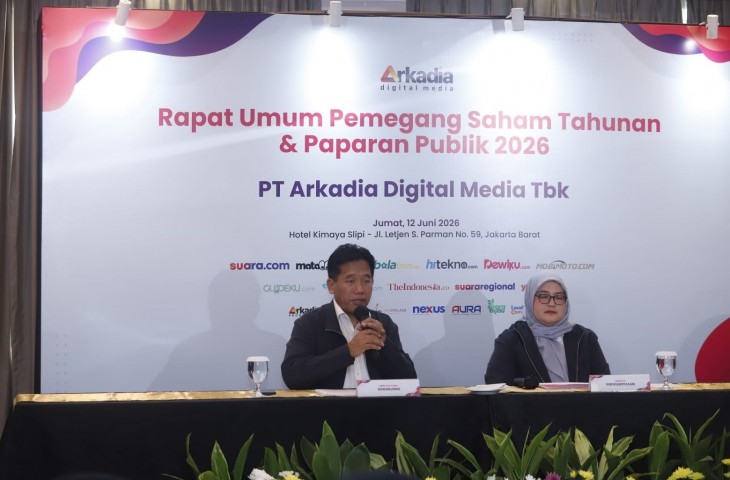 Direktur Utama PT Arkadia Digital Media Tbk Suwarjono dan Direktur Popi Puspitasari, saat pelaksanaan Public Expose (Pubex) Perseroan di Hotel Kimaya Slipi, Jakarta, Jumat (12/6/2026). (Alfian Winanto/Suara.com)